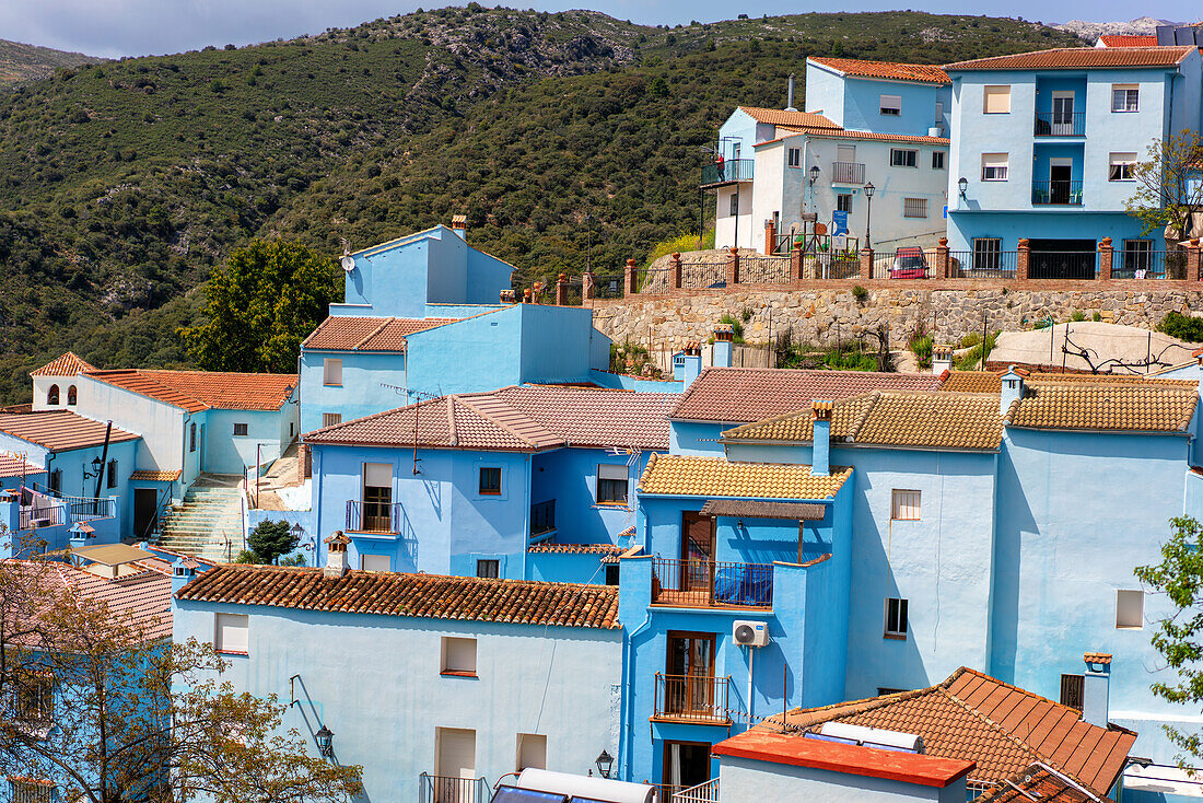Straße in blau gestrichenem Schlumpfhaus Dorf Juzcar, Region Pueblos Blancos, Andalusien, Spanien, Europa