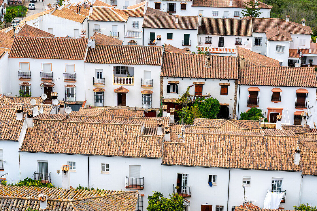 Traditionelle weiße Häuser von Zahara de la Sierra in der Region Pueblos Blancos, Andalusien, Spanien, Europa