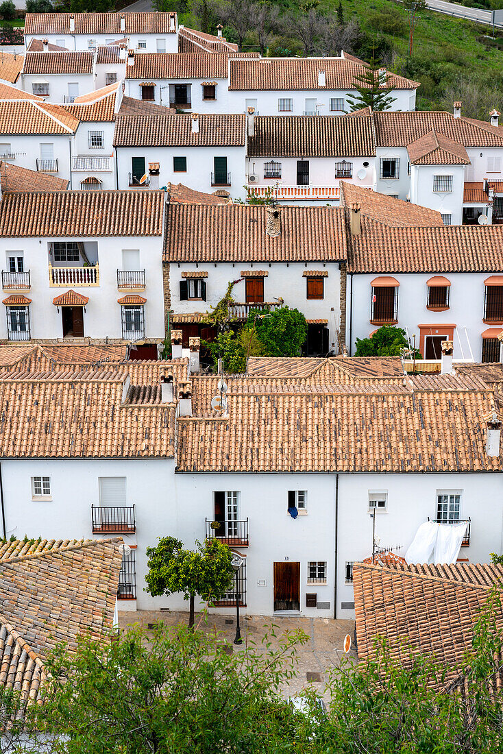 Traditionelle weiße Häuser von Zahara de la Sierra in der Region Pueblos Blancos, Andalusien, Spanien, Europa