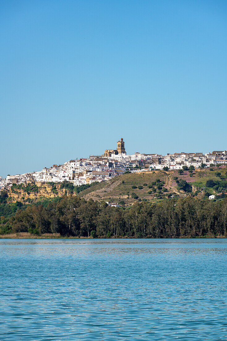 Arcos de la Frontera Blick von der anderen Seite des Sees in der Region Pueblos Blancos, Andalusien, Spanien, Europa