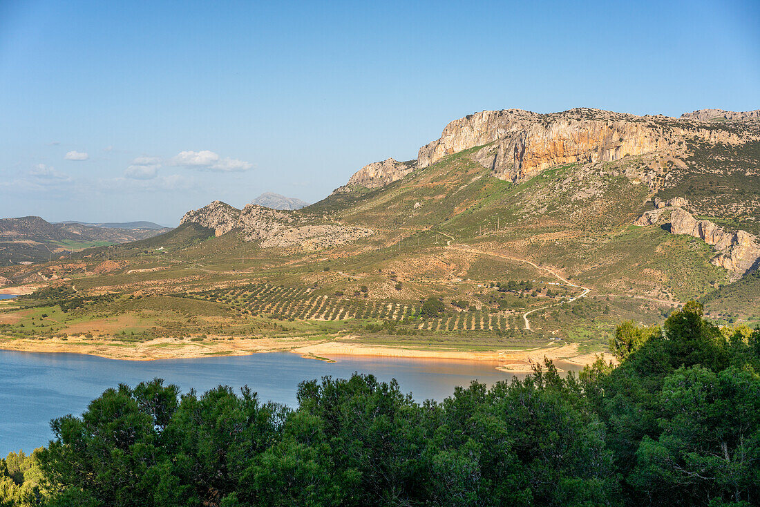 Landschaft von Gobrantes und Staudamm des Guadalhorce-Stausees,Andalusien,Spanien,Europa
