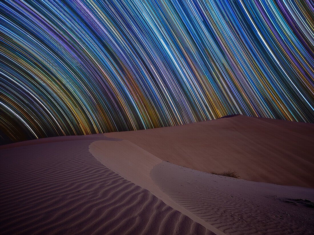 Sternenschweif über den Sanddünen der Wüste Rub al Khali, Oman, Naher Osten