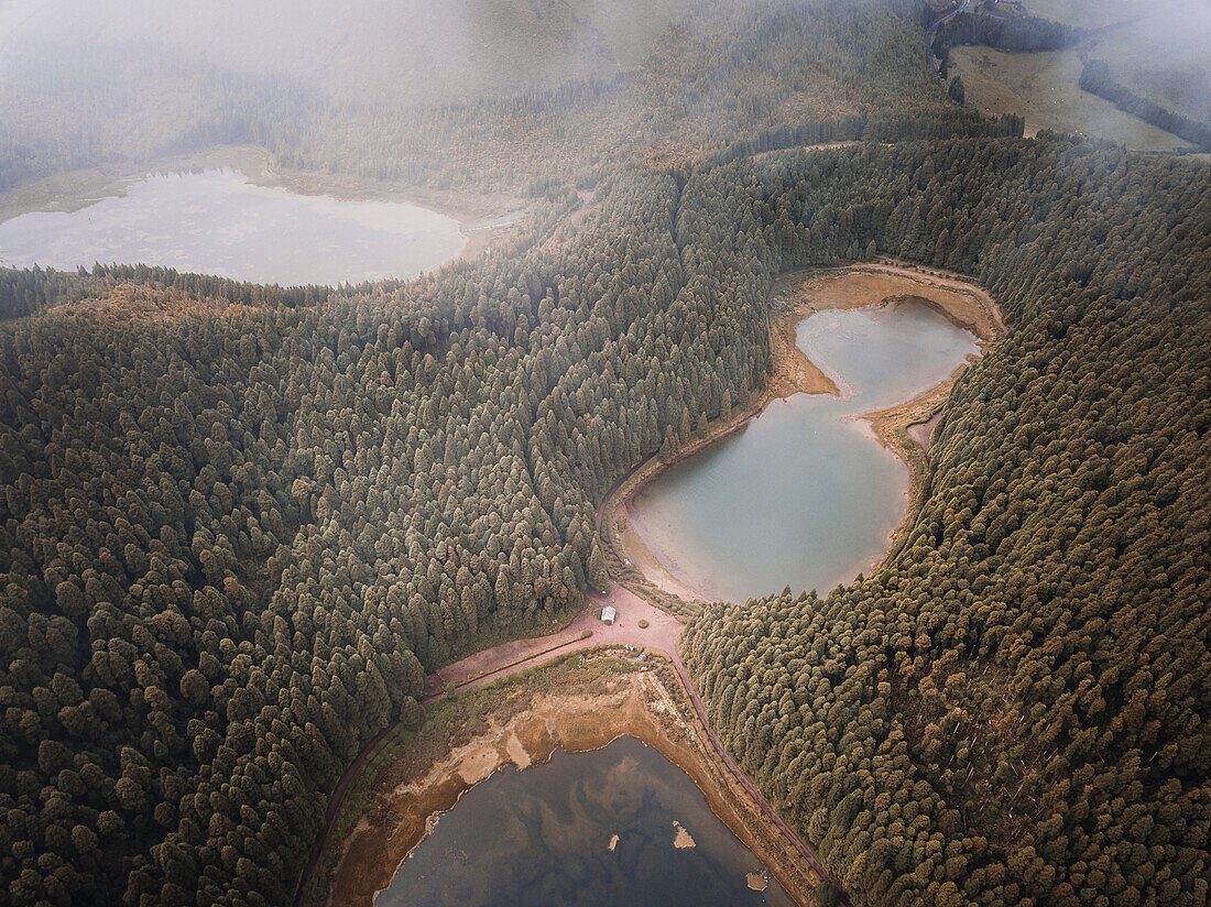 Luftaufnahme der Seen Lagoa Empadadas, Lagoa do Eguas und Lagoa Rasa mit tief hängenden Wolken und Kiefernwald, Insel Sao Miguel, Azoren, Portugal, Atlantik, Europa