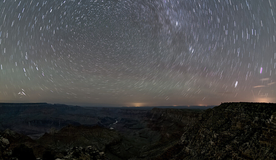 Der Wirbel der Sterne am Nachthimmel über dem Grand Canyon South Rim vom Navajo Point aus gesehen, mit dem historischen Wachturm in der Ferne rechts, Grand Canyon National Park, UNESCO Welterbe, Arizona, Vereinigte Staaten von Amerika, Nordamerika