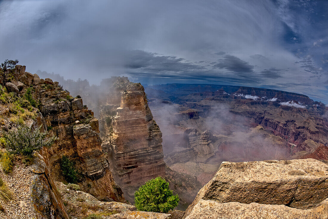 Blick auf den Grand Canyon vom Moran Point an einem bewölkten Tag, an dem die Wolken im Canyon schweben, Grand Canyon National Park, UNESCO-Welterbe, Arizona, Vereinigte Staaten von Amerika, Nordamerika