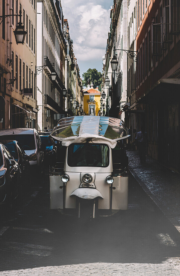 Ein Tuk-Tuk im Baixa-Viertel, Lissabon, Portugal, Europa