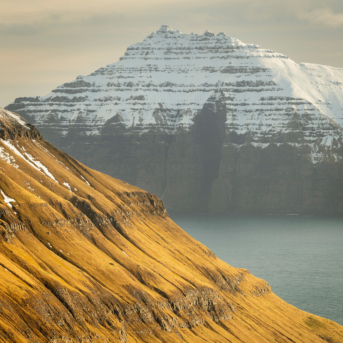 Schneebedeckte Klippen und Berge entlang des Funningur Fjords, Eysturoy Island, Färöer Inseln, Dänemark, Europa
