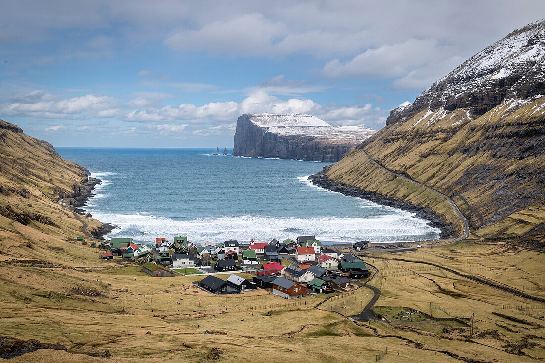 Blick auf das Dorf Tjornuvík und die Bucht, Streymoy Island, Färöer Inseln, Dänemark, Europa