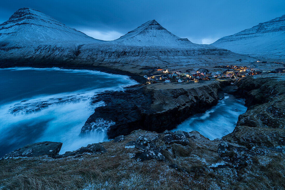 Gjogv Dorf und schneebedeckte Berge in der Abenddämmerung, Gjogv, Eysturoy Island, Färöer Inseln, Dänemark, Europa