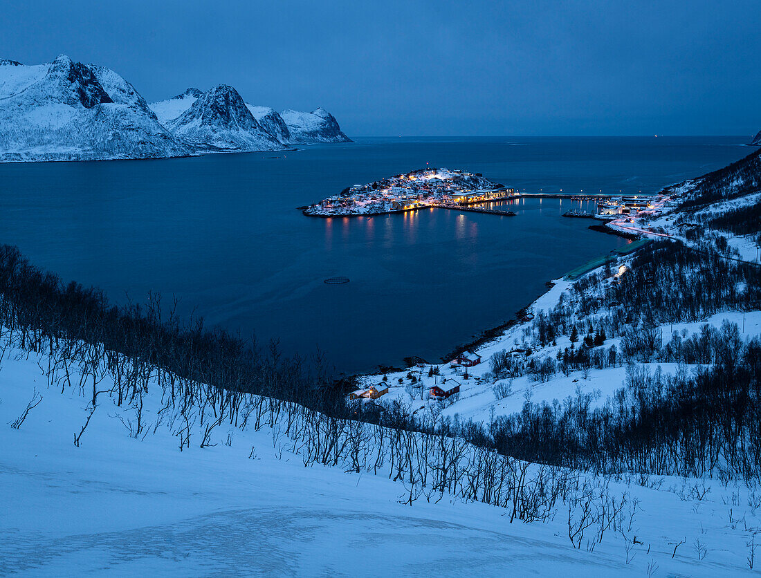Husoy in der Abenddämmerung,Senja,Troms og Finnmark,Norwegen,Skandinavien,Europa