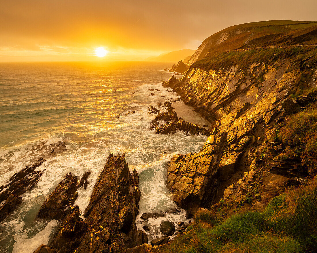 Sonnenuntergang über Coumeenoole, Dingle-Halbinsel, County Kerry, Munster, Republik Irland (Eire), Europa