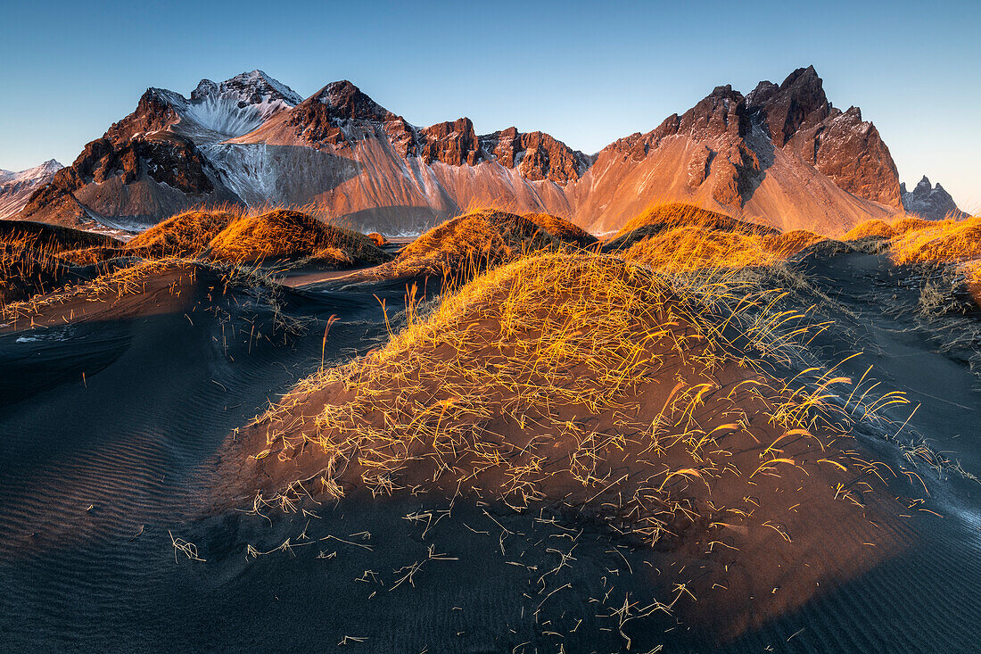 Sanddünen und Vestrahorn-Gebirge vom Strand von Stokksnes, Island, Polarregionen