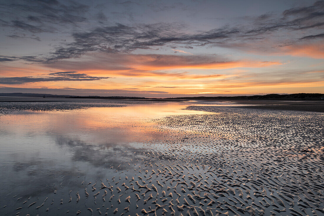 Sonnenuntergangsreflexionen am Sandstrand bei Sonnenuntergang,Camber Sands,East Sussex,England,Vereinigtes Königreich,Europa
