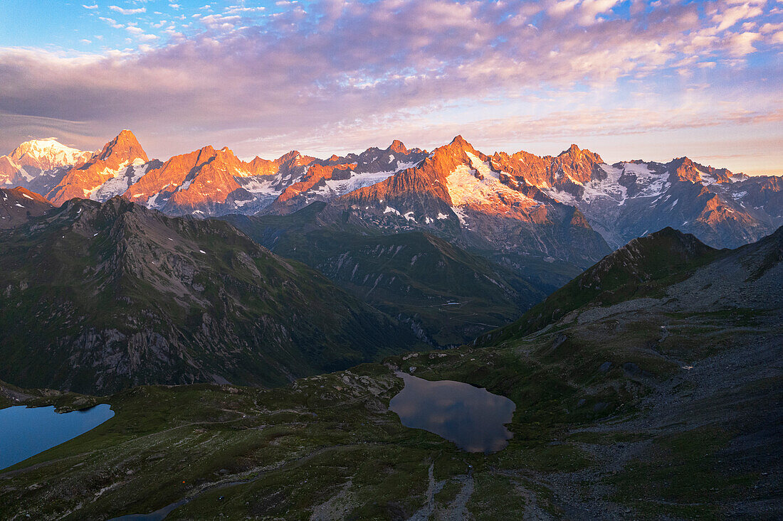 Luftaufnahme der Fenetre-Seen und des Massivs des Mont Blanc bei Sonnenaufgang, Ferret-Tal, Kanton Wallis, Col du Grand-Saint-Bernard (St. Bernard Pass), Schweiz, Europa