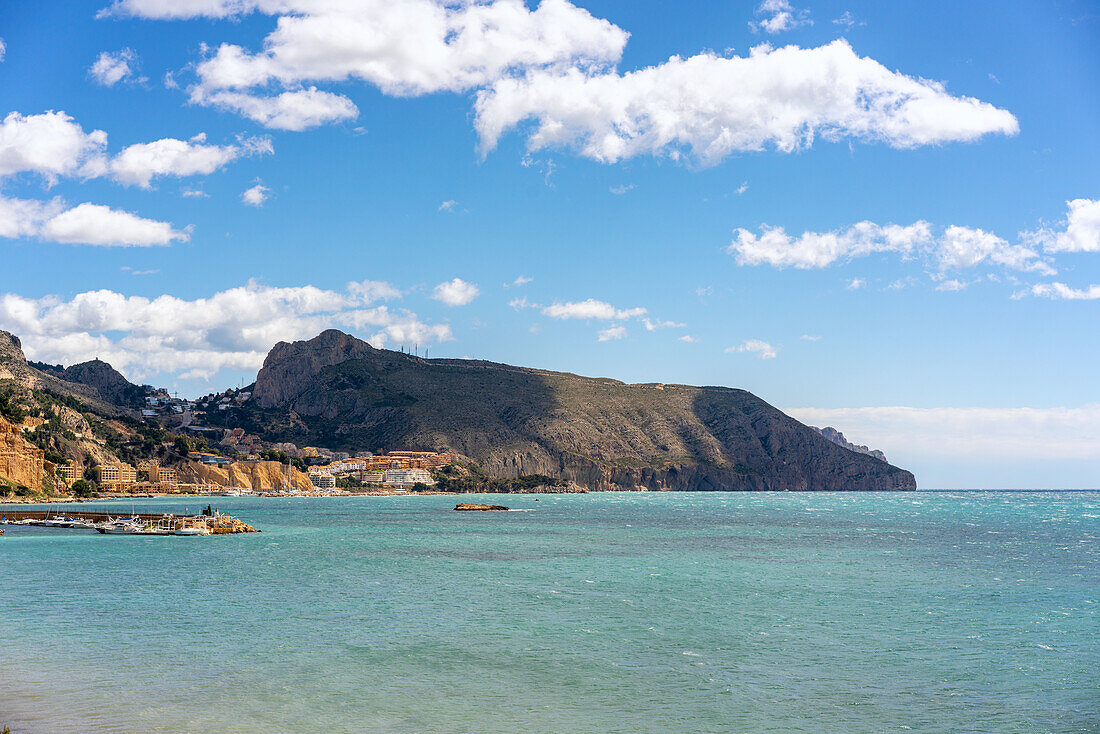 Küste von Altea an einem sonnigen Tag, Murcia, Spanien, Europa