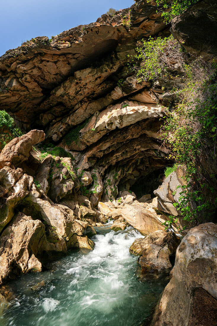 Cueva del Gato Höhle mit einem Wasserfall in Andalusien,Spanien,Europa