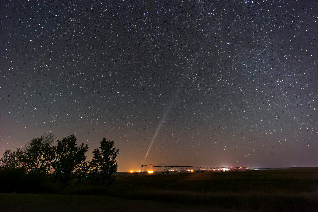 Dies ist der seltsame Anblick eines Lichtbogens am Himmel, der durch das Ablassen von Treibstoff aus einer Rakete in großer Höhe entsteht. Er sieht aus wie ein riesiger Komet oder ein seltsamer Polarlichtbogen.
