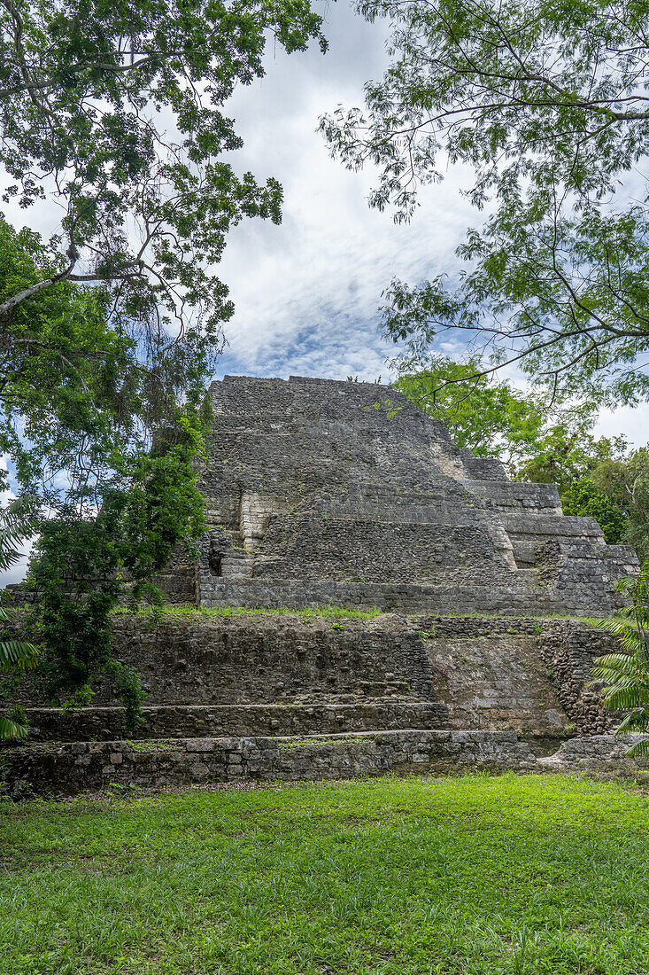 Rückseite der Struktur 144 in der Nord-Akropolis in den Maya-Ruinen im Yaxha-Nakun-Naranjo-Nationalpark, Guatemala. Struktur 144, Rückansicht.