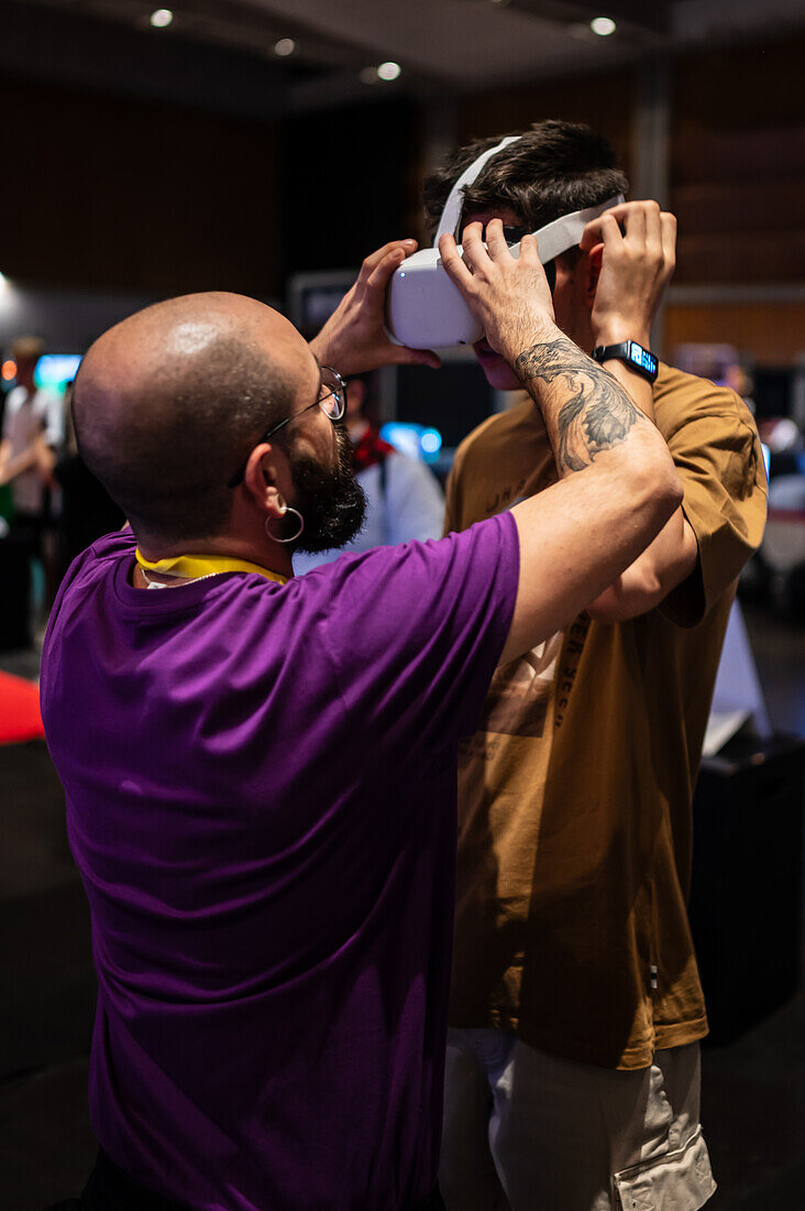 Teenager spielt mit dem Meta Quest 2 All-in-One VR-Headset während des ZGamer, einem Festival für Videospiele, digitale Unterhaltung, Brettspiele und YouTuber während der El Pilar Fiestas in Zaragoza, Aragon, Spanien