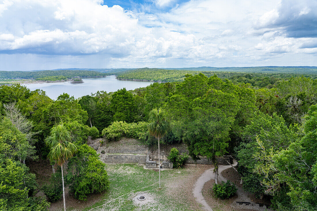Blick auf den Yaxha-See und die Plaza E von der Spitze der Struktur 216 in den Maya-Ruinen im Yaxha-Nakun-Naranjo-Nationalpark, Guatemala. Die Struktur 216 ist die höchste Pyramide in den Yaxha-Ruinen.