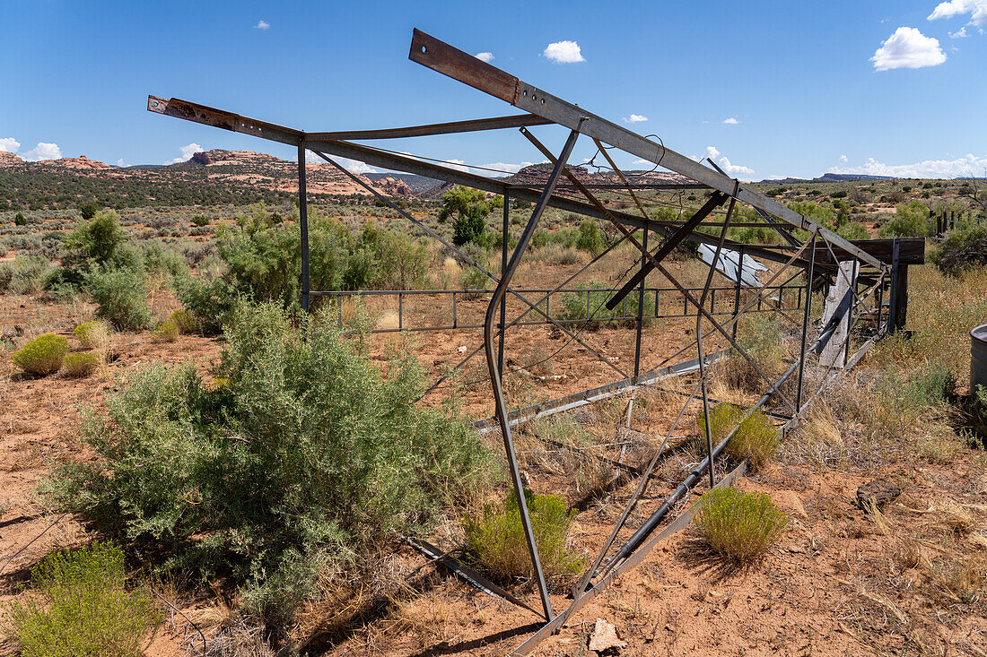 Der Turm einer alten, zusammengebrochenen Aeromotor-Styel-Windpumpe oder Windmühle auf einer ehemaligen Rinderfarm im Südosten Utahs.