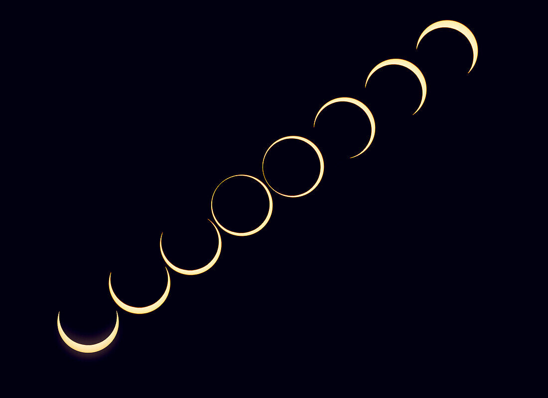 Dies ist ein Kompositbild, das den Ablauf der ringförmigen Sonnenfinsternis vom 14. Oktober 2023 um die Mitte der Finsternis aufzeichnet. Bei dieser Finsternis befand sich der Mond nahe dem Apogäum, so dass seine Scheibe nicht groß genug war, um die Photosphäre der Sonne vollständig zu bedecken und eine totale Finsternis zu erzeugen.
