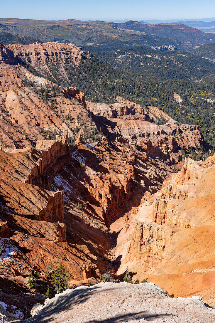 Farbenfrohe erodierte Landschaft am Sunset View Overlook im Cedar Breaks National Monument im Südwesten Utahs.