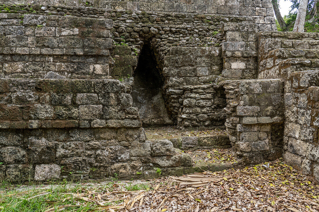 Ausgrabung, die frühere Bauwerke in der Nordakropolis der Maya-Ruinen im Yaxha-Nakun-Naranjo-Nationalpark in Guatemala zeigt.