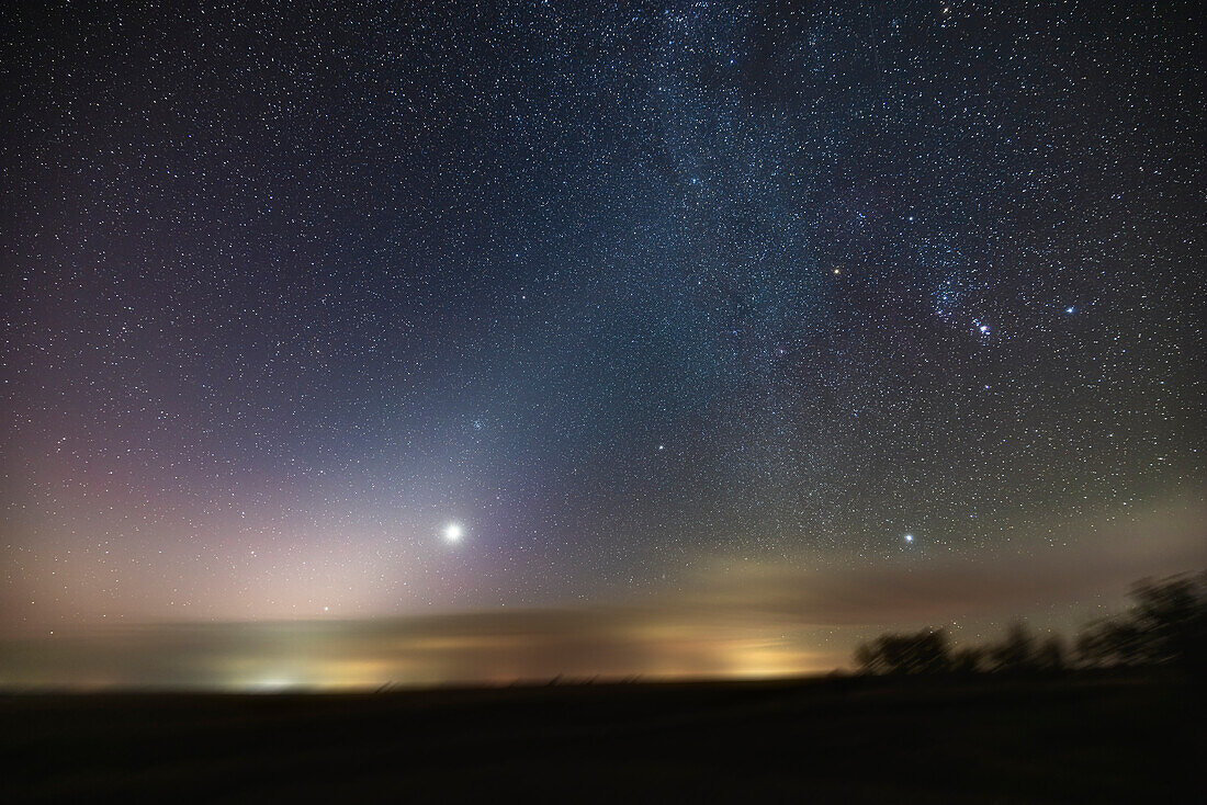 Das morgendliche Zodiakallicht (das subtile Leuchten, das von links nach oben in die Mitte aufsteigt) mit Venus als Morgenstern direkt unter dem Licht.