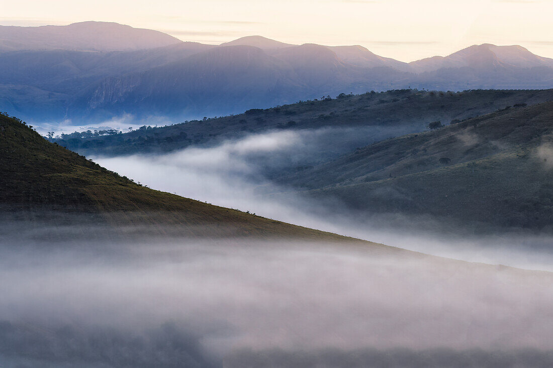 Frühnebel über Tälern und Bergen, Serra da Canastra, Bundesstaat Minas Gerais, Brasilien, Südamerika