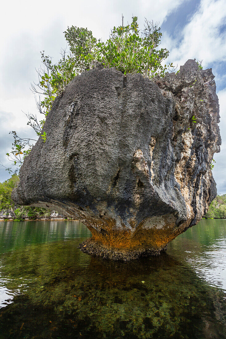 Ein Blick auf bewachsene Kalksteininseln, Insel Gam, Raja Ampat, Indonesien, Südostasien, Asien