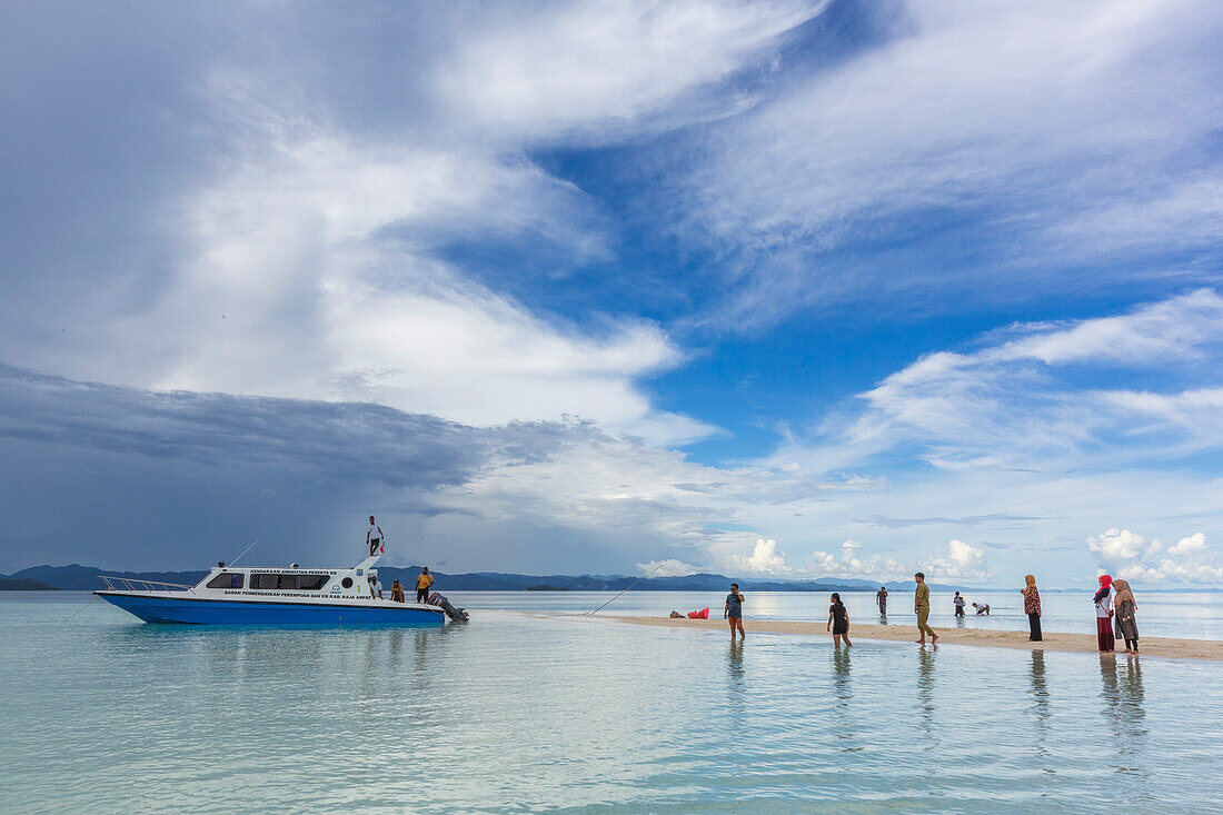 Touristenboot in der Nähe von Sorong, der größten Stadt und Hauptstadt der indonesischen Provinz Südwest-Papua, Indonesien, Südostasien, Asien