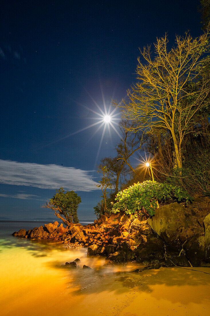 Vollmond im Murex Bangka Dive Resort, Bangka Island, bei Manado, Sulawesi, Indonesien, Südostasien, Asien