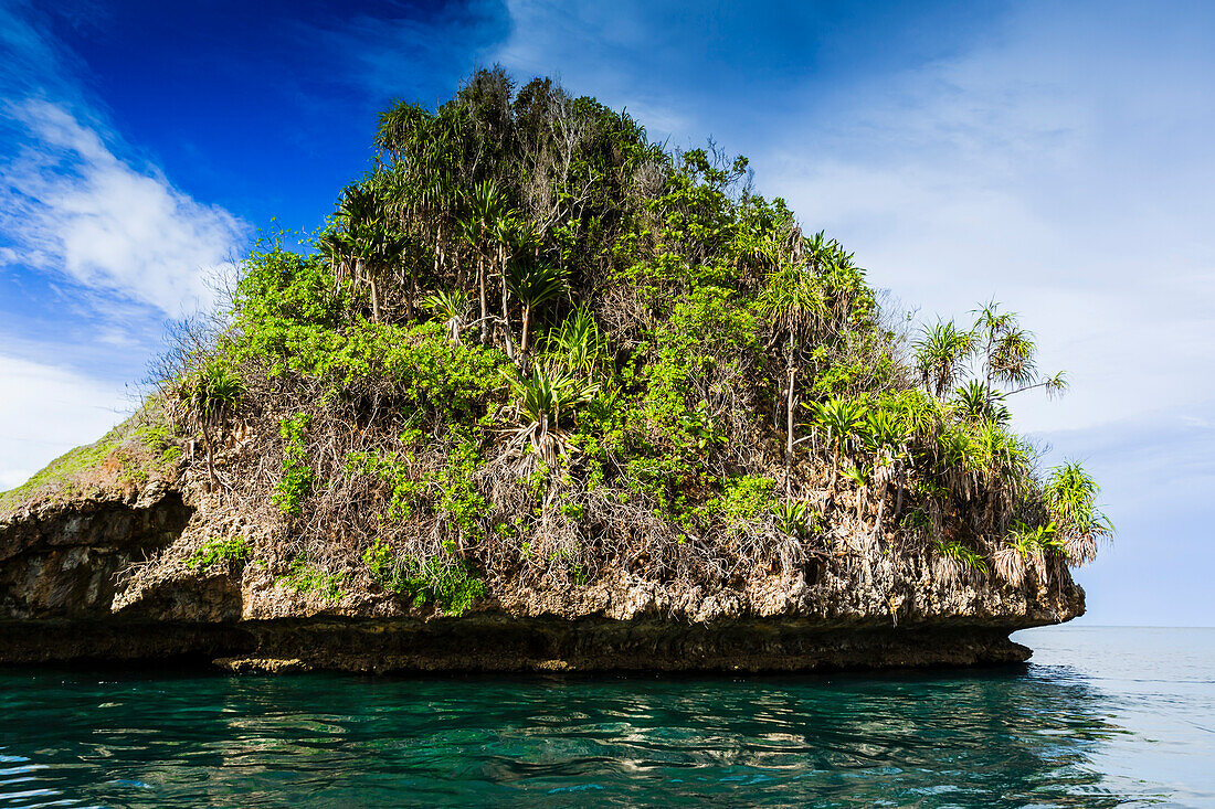 Ein Blick auf die bewachsenen Inselchen im geschützten Hafen von Wayag Bay, Raja Ampat, Indonesien, Südostasien, Asien