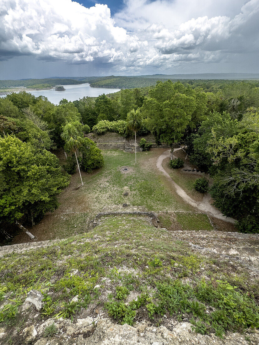 Blick auf den Yaxha-See und die Plaza E von der Spitze der Struktur 216 in den Maya-Ruinen im Yaxha-Nakun-Naranjo-Nationalpark, Guatemala. Struktur 216 ist die höchste Pyramide in den Yaxha-Ruinen.