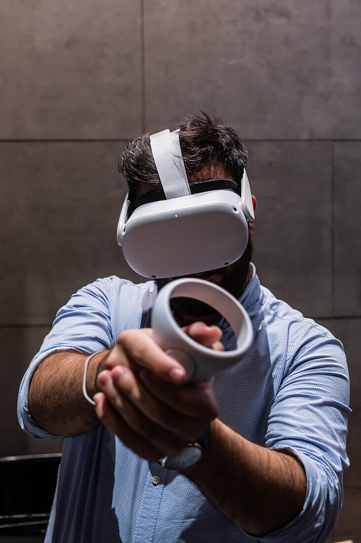 Junger Mann spielt mit Meta Quest 2 All-in-One VR-Headset während ZGamer, einem Festival für Videospiele, digitale Unterhaltung, Brettspiele und YouTuber während der El Pilar Fiestas in Zaragoza, Aragon, Spanien