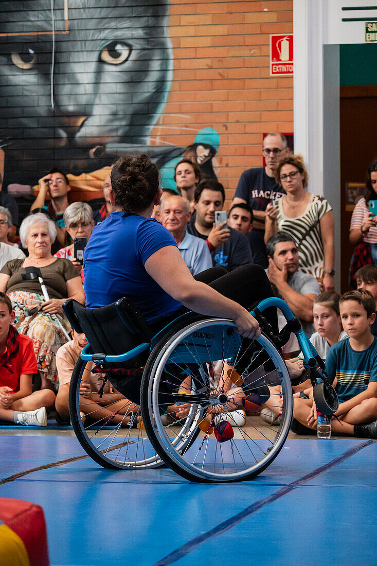 Zirkusvorstellung mit Kindern im Centro Civico La Almozara während der Fiestas de el Pilar, Zaragoza, Aragonien, Spanien