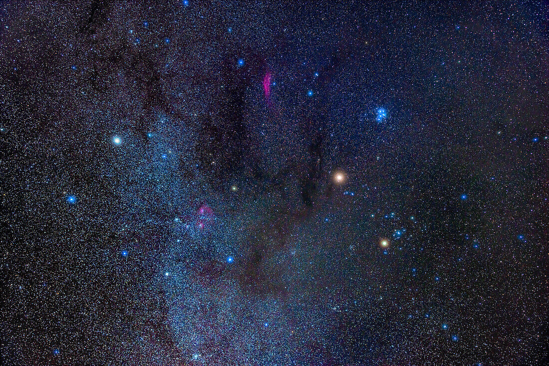 Mars, das helle orangefarbene Objekt rechts von der Mitte, befindet sich hier inmitten der Sterne und Sternbilder der winterlichen Milchstraße im Januar 2023. Mars befindet sich im Stier, oberhalb von Aldebaran und den Hyaden, und unterhalb der blauen Plejaden. Die Sterne der Auriga sind links zu sehen. Oben sind Sterne im Perseus zu sehen, darunter der rötliche Kaliforniennebel. Die interstellaren Dunkelwolken von Taurus befinden sich in der Mitte.