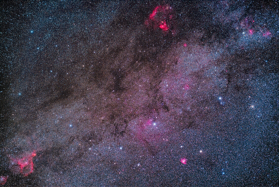 Das ist das Sternbild Kassiopeia, mit den "W"-Sternen unten, eingerahmt, um die meisten der Sternhaufen und Nebel in diesem Sternbild zu zeigen. Und davon gibt es in diesem Teil der Milchstraße eine ganze Menge!