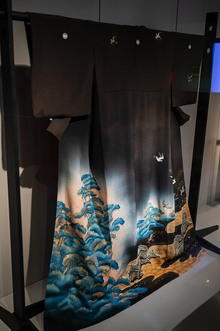 Kimono hikizuri kuromontsuki aus der Taishi-Ära aus bemalter und bestickter kinsha chirimen-Seide.