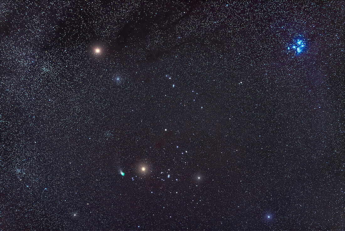 Ein Porträt des grünen Kometen C/2022 E3 (ZTF) im Stier neben Aldebaran und den Hyaden am 14. Februar 2023, mit Mars oben links und den Plejaden oben rechts. Dies umrahmt einige der anderen NGC-Sternhaufen im Taurus.