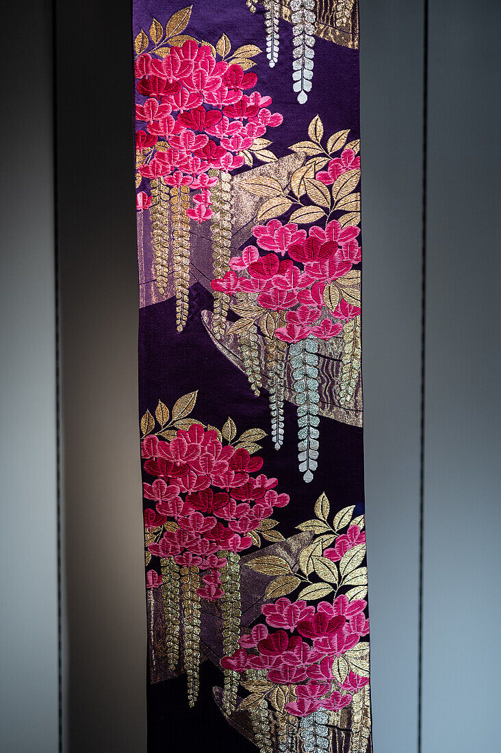 Fukuro obi from Showa era,embroidered silk.