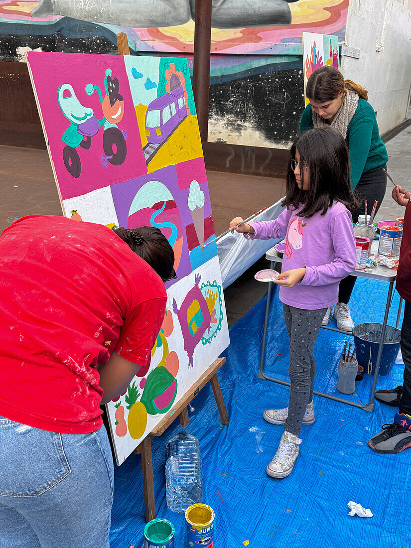 Straßenkunstprojekt des Studios ArteBrije in Zusammenarbeit mit Einwandererkindern in Zaragoza, Spanien