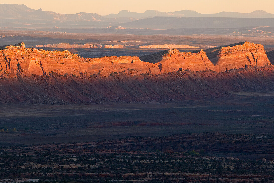 Kammrücken bei Sonnenuntergang vom Baulie Point aus. Shash Jaa Einheit, Bears Ears National Monument, Utah. In der Ferne sind die Carrizo Mountains in Arizona zu sehen.