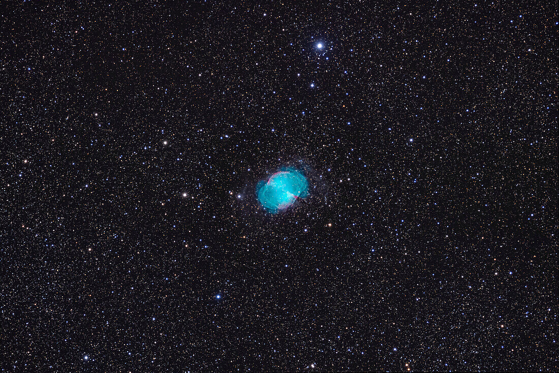Messier 27, der Hantelnebel, in Vulpecula, ein hervorragendes Beispiel eines planetarischen Nebels und eines der bekanntesten und am häufigsten beobachteten Objekte seiner Klasse.