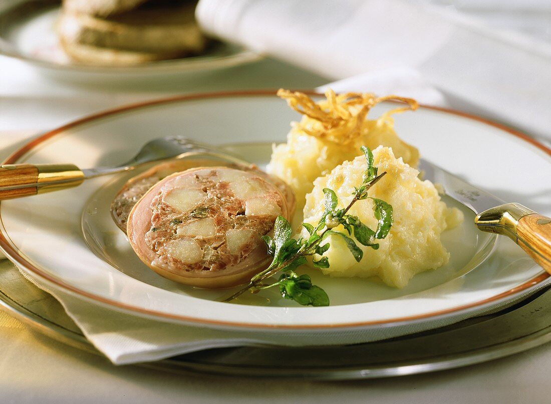 Saumagen mit Sauerkraut & Kartoffelpüree auf Teller