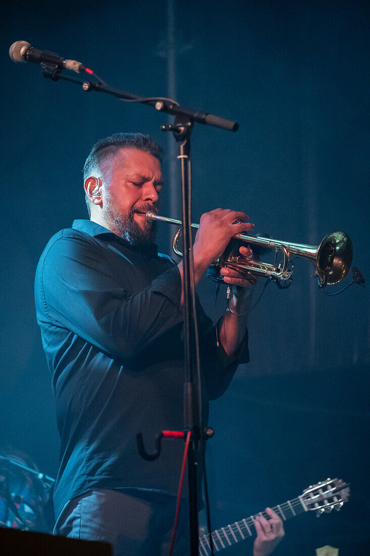 Calexico spielen live im Jardin de Invierno von Zaragoza während der Fiestas del Pilar, Spanien.