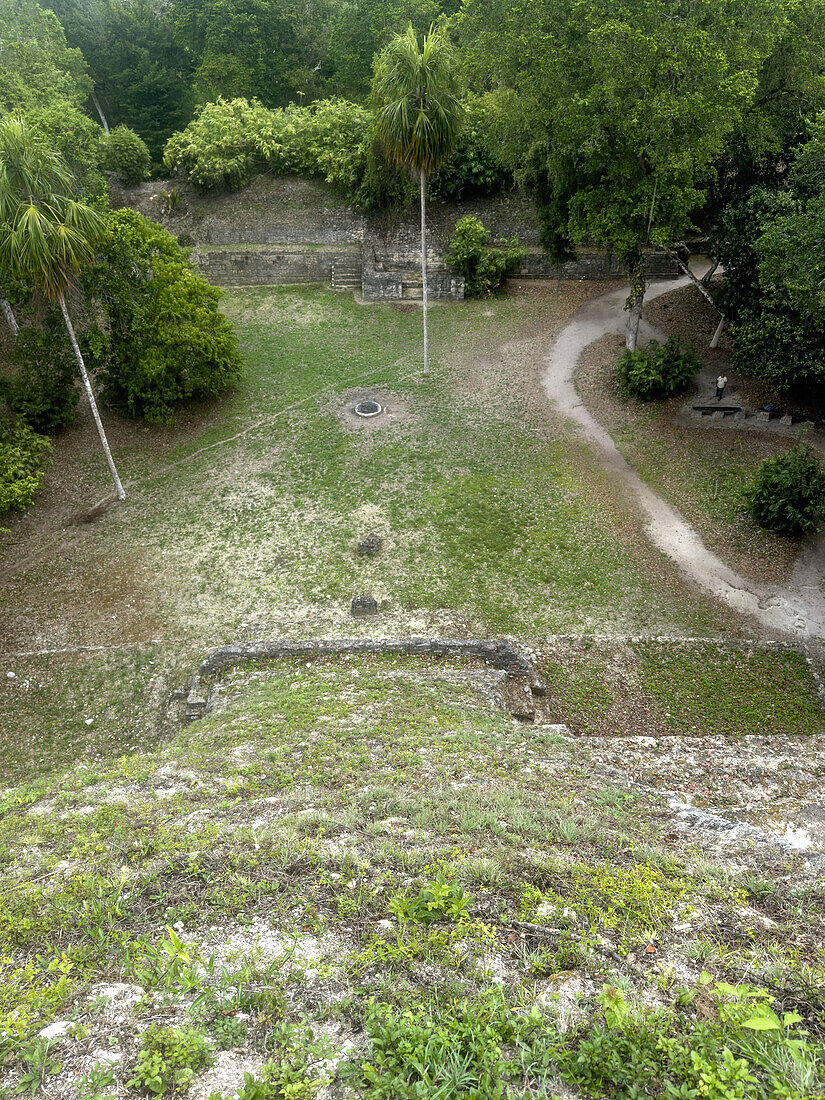 Blick auf die Plaza E von der Spitze der Struktur 216 in den Maya-Ruinen im Yaxha-Nakun-Naranjo-Nationalpark, Guatemala. Die Struktur 216 ist die höchste Pyramide in den Yaxha-Ruinen.