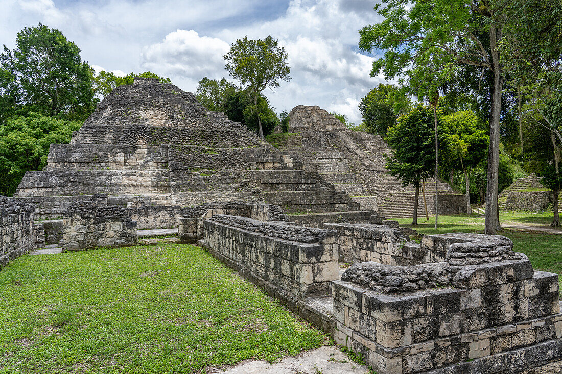 Struktur 146 in der nördlichen Akropolis in den Maya-Ruinen im Yaxha-Nakun-Naranjo-Nationalpark, Guatemala. Die Strukturen 144 und 142 liegen dahinter.
