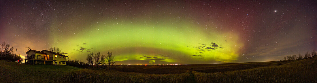 Ein Panorama des ausgedehnten Polarlichts vom 20. und 21. Oktober 2023 von zu Hause in Süd-Alberta aus. Die Aurora färbte einen großen Teil des Himmels, war aber am auffälligsten in Form eines weiten diffusen Bogens über dem Norden, mit einem aktiveren strukturierten Bogen tief im Norden. Dies war um lokale Mitternacht, MDT.